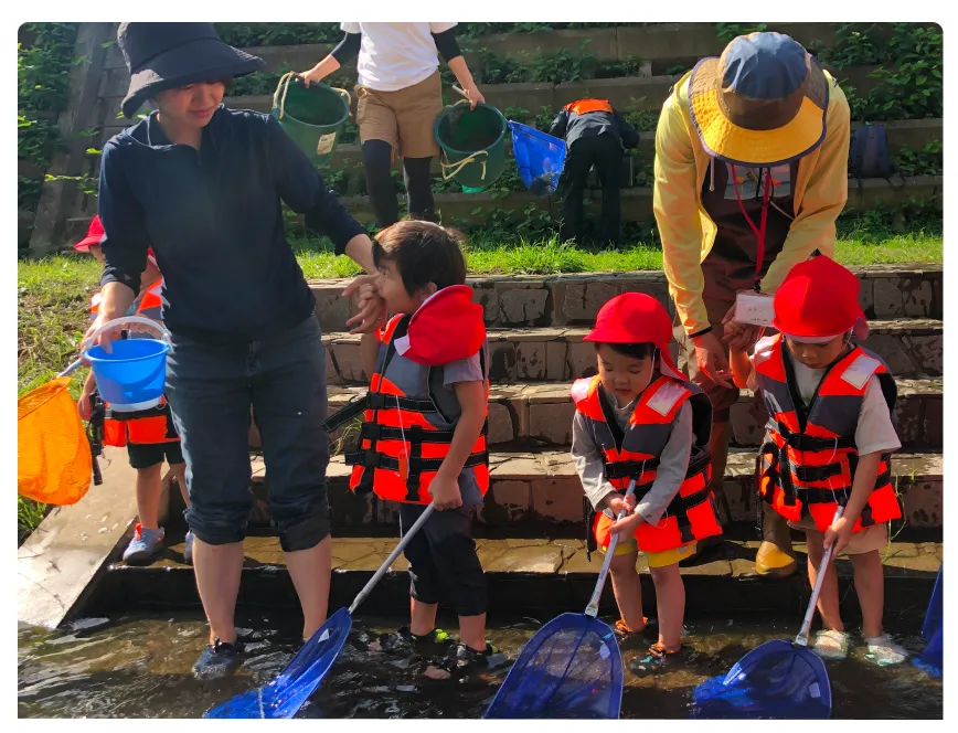 園庭で元気に遊ぶ園児たち