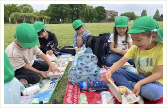 園児たちが外で活動する様子