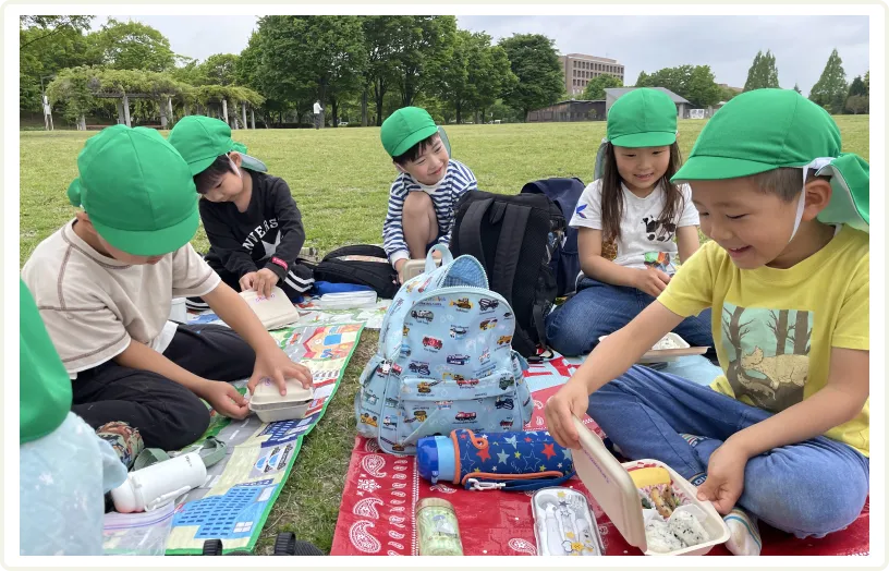 園児たちが外で活動する様子