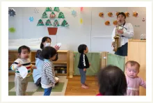 園児たちが芝生を走る様子