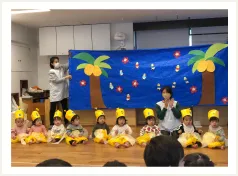 園児たちとアジサイの背景