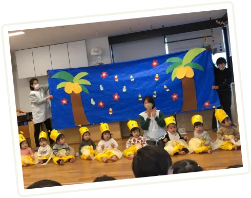 園児たちとアジサイの背景