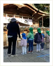 トウモロコシを持つ園児