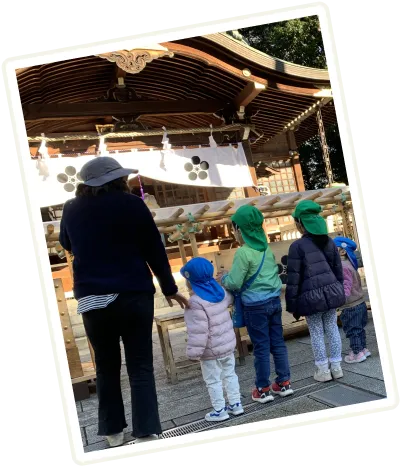 トウモロコシを持つ園児