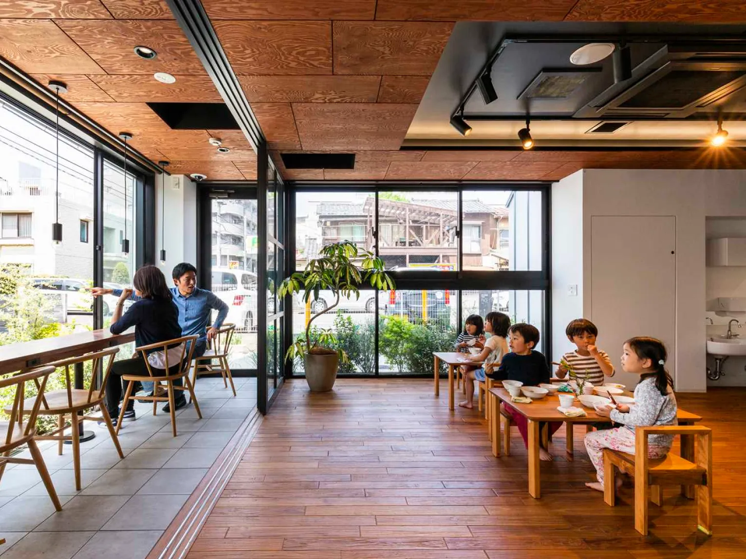 高尾山登山に挑戦する年長組