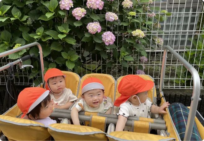 おもちゃで遊ぶ子どもたち