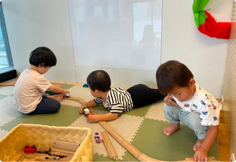 自由遊びで楽しむ子どもたち