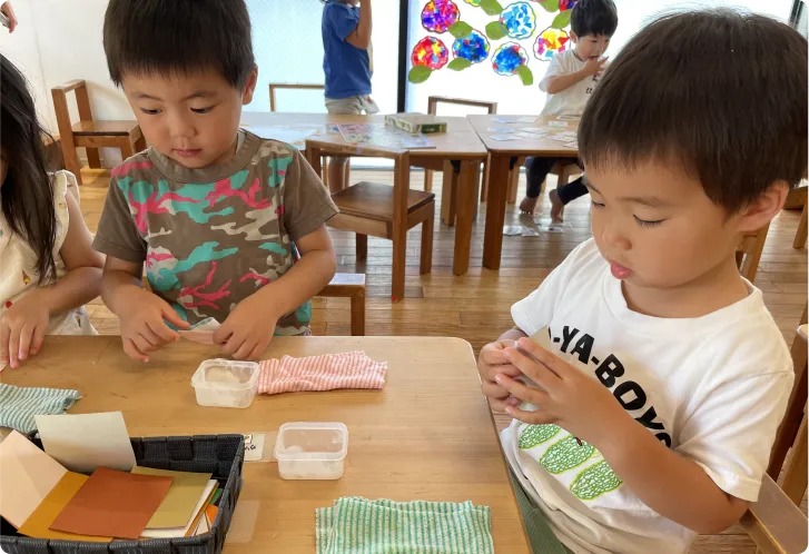 製作活動を楽しむ園児