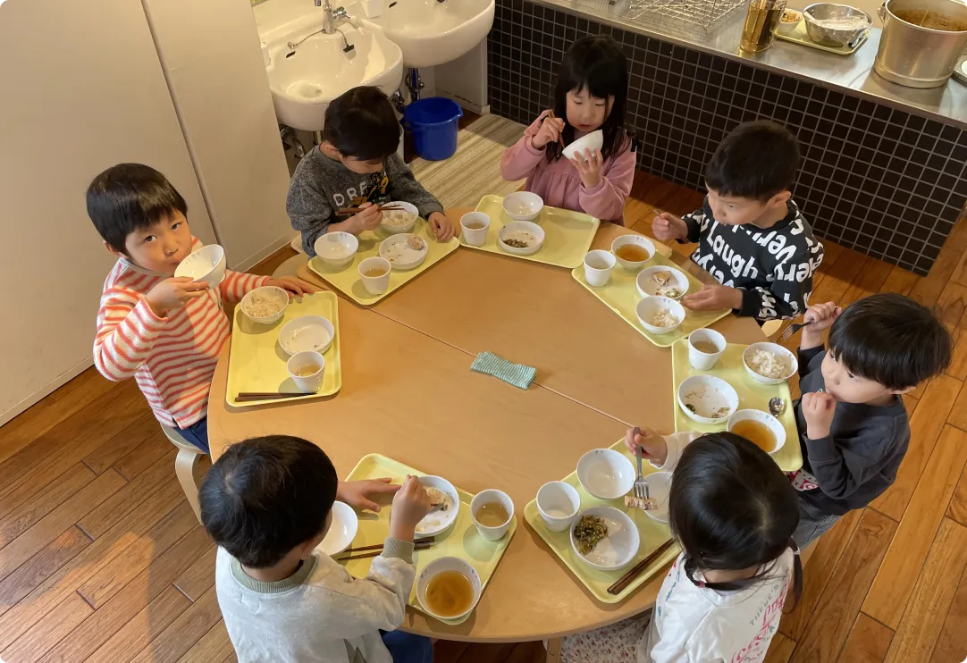 幼児の給食時間