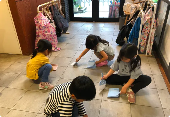 お昼寝で休息する子どもたち