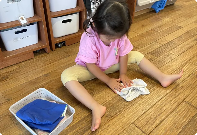 おやつを食べる幼児