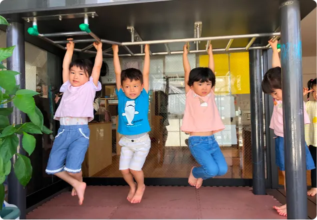 帰りの支度をする幼児
